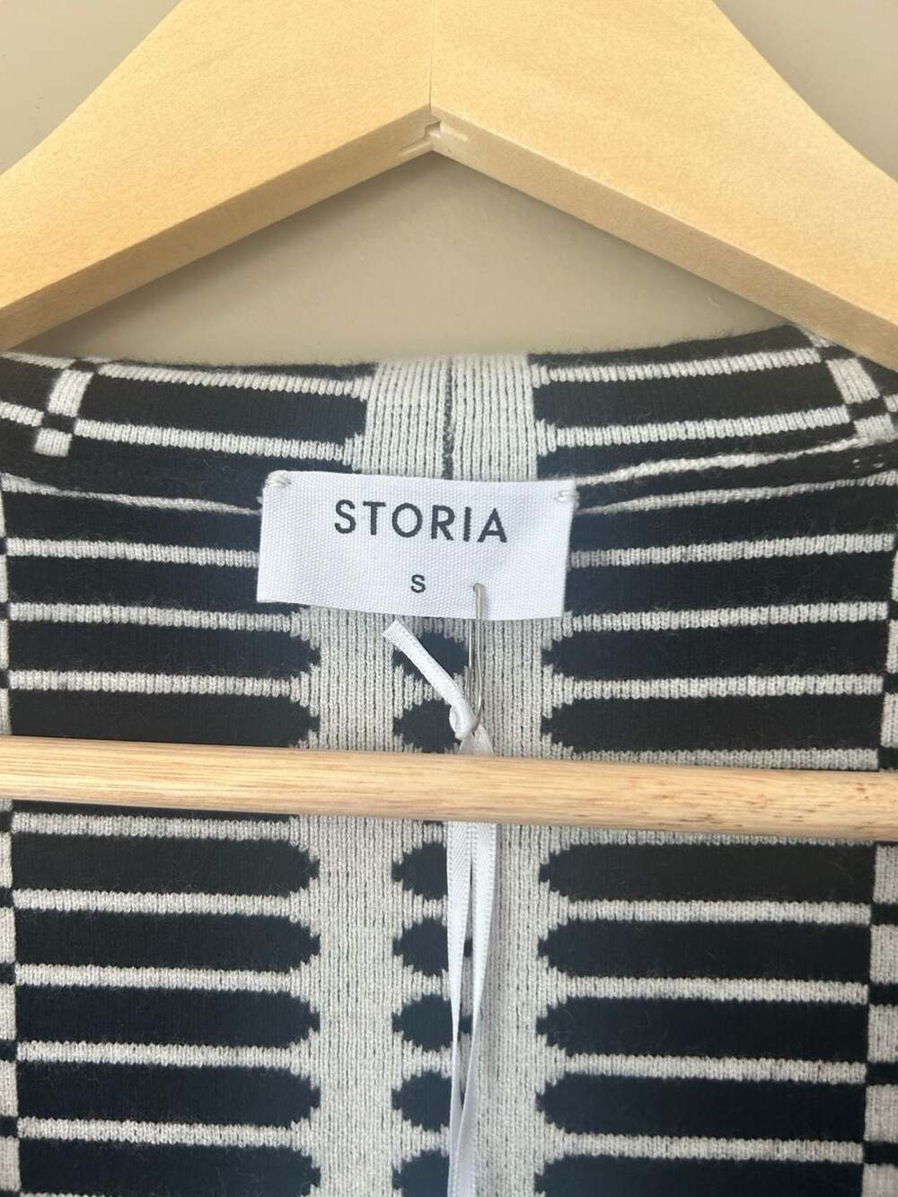 Storia Black and White Geometric Pattern Knit Crop Cardigan Size S - Picture 2 of 4